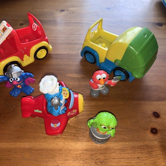 Hasbro 2010-13 Sesame Street Workshop Airplane,fire truck, & stroller + figures - Picture 6 of 9